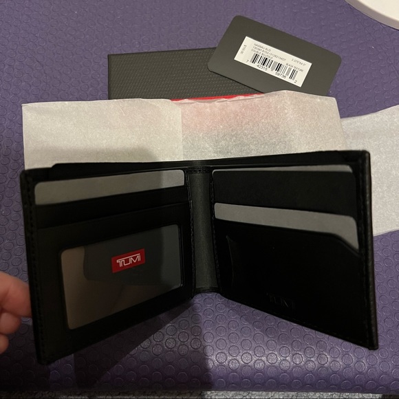 New in Box Tumi Nassau Global Double Bifold Black Wallet - Picture 5 of 5